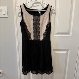 Black & Cream Lace-Accent Sleeveless Dress